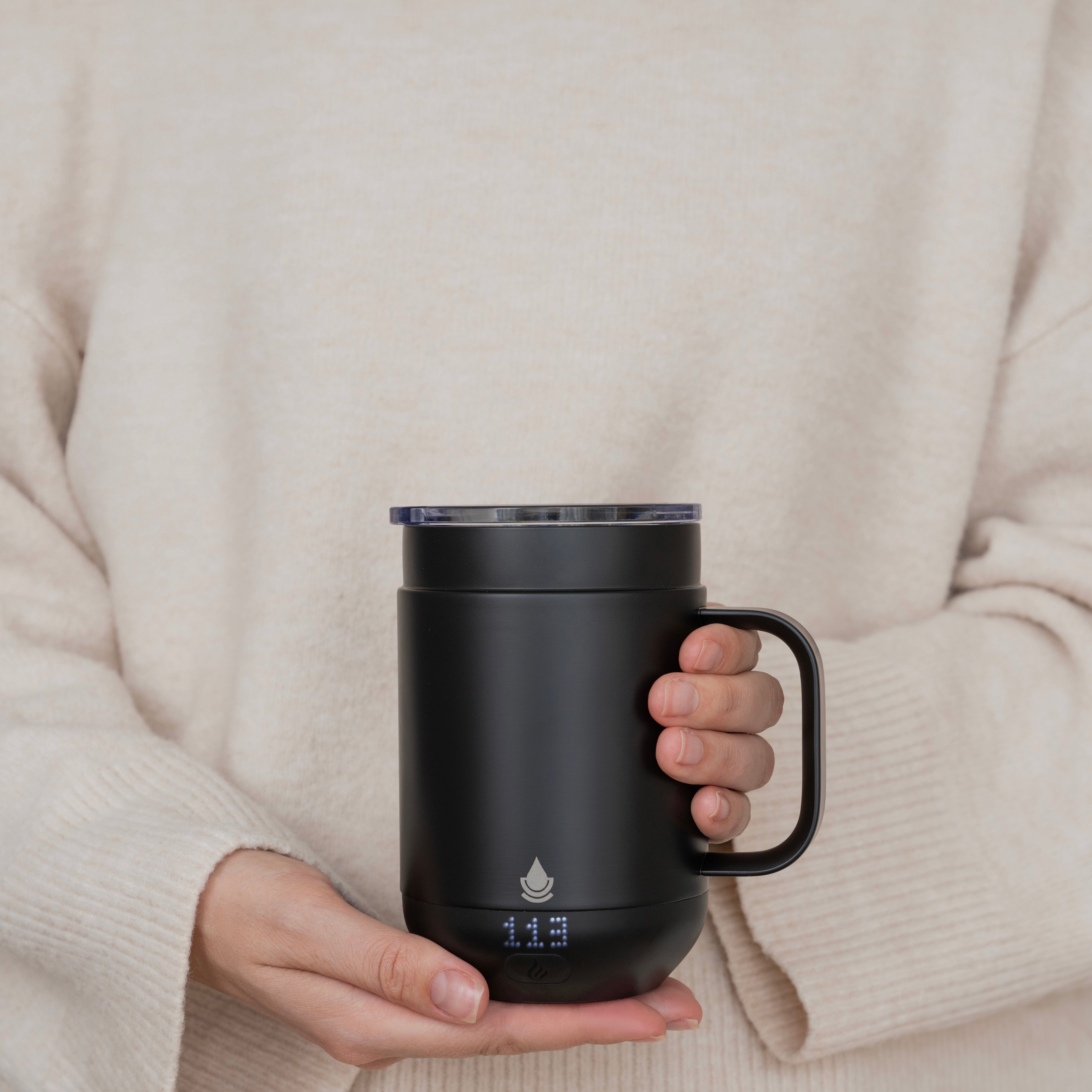 Ciups® Mug 16oz self heating someone's coffee or tea while in their hands