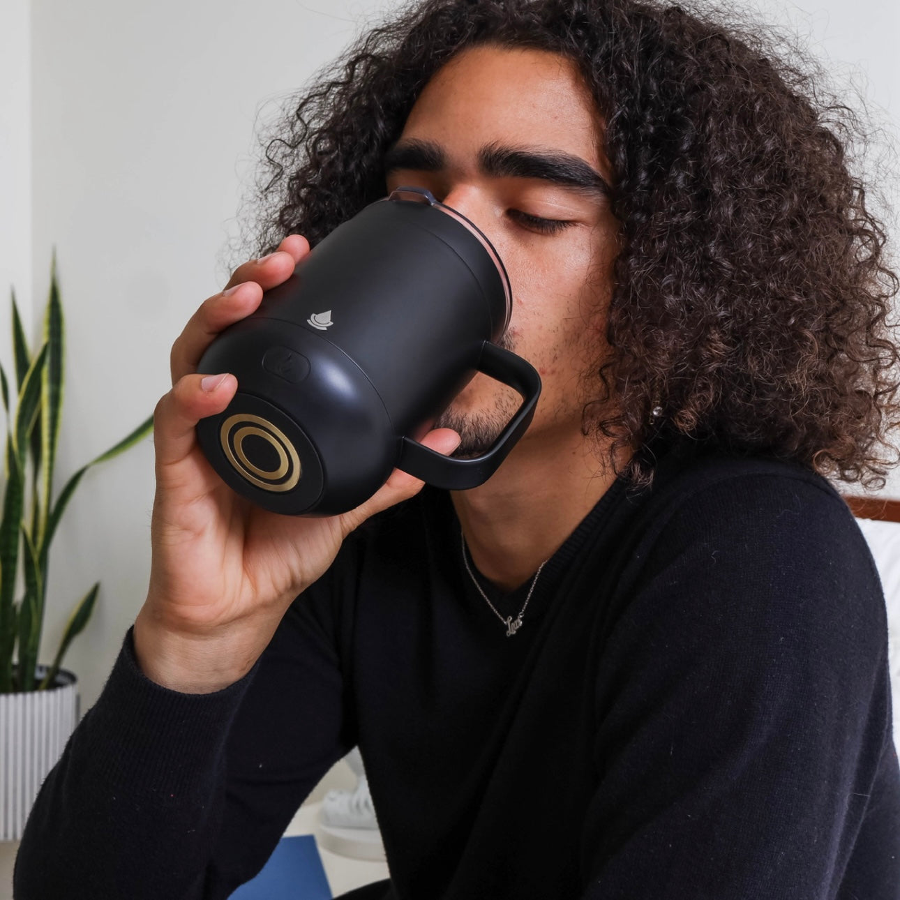 Man drinking out of the Ciups® Mug 