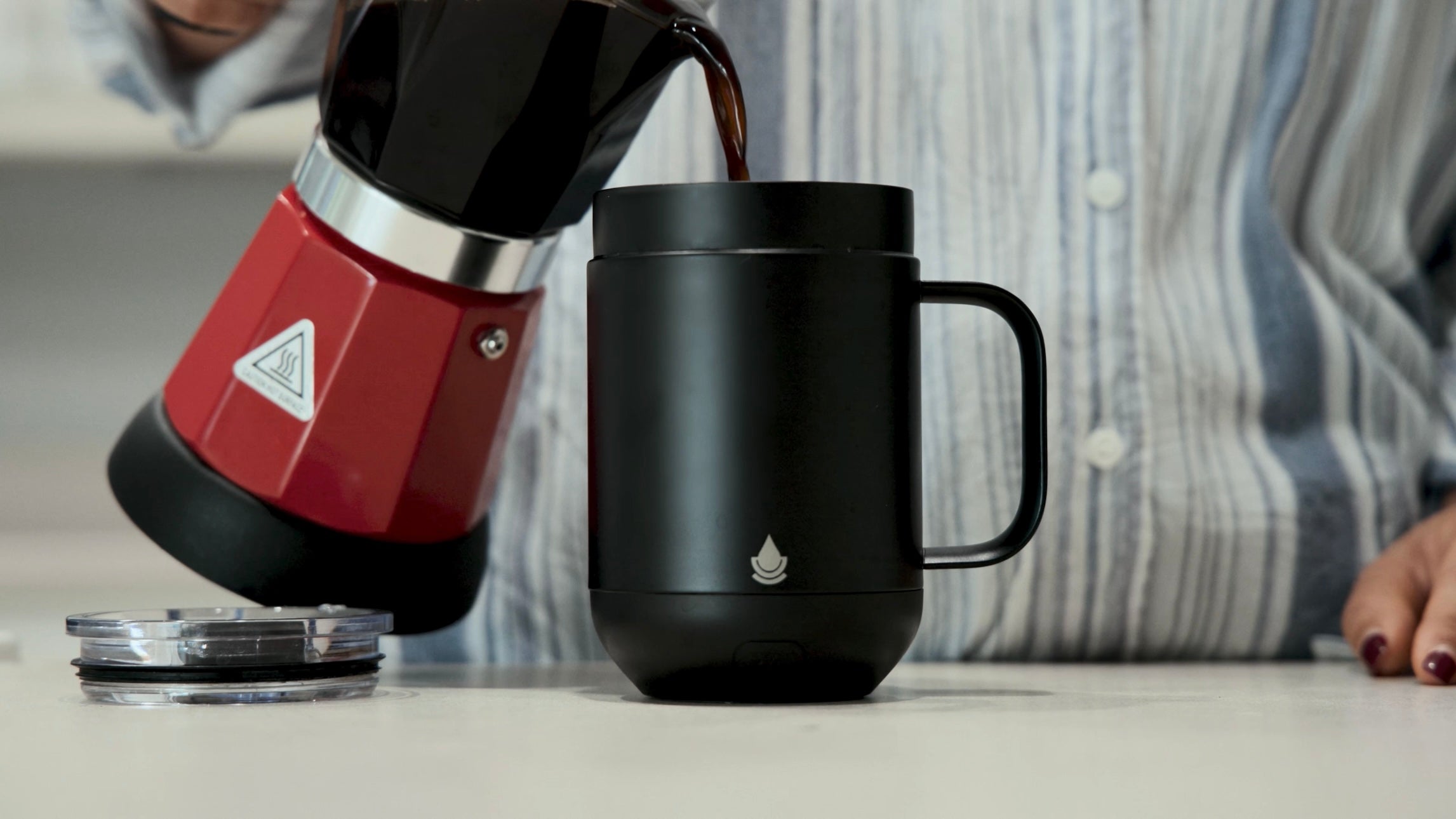 Pouring coffee in the Ciups Mug