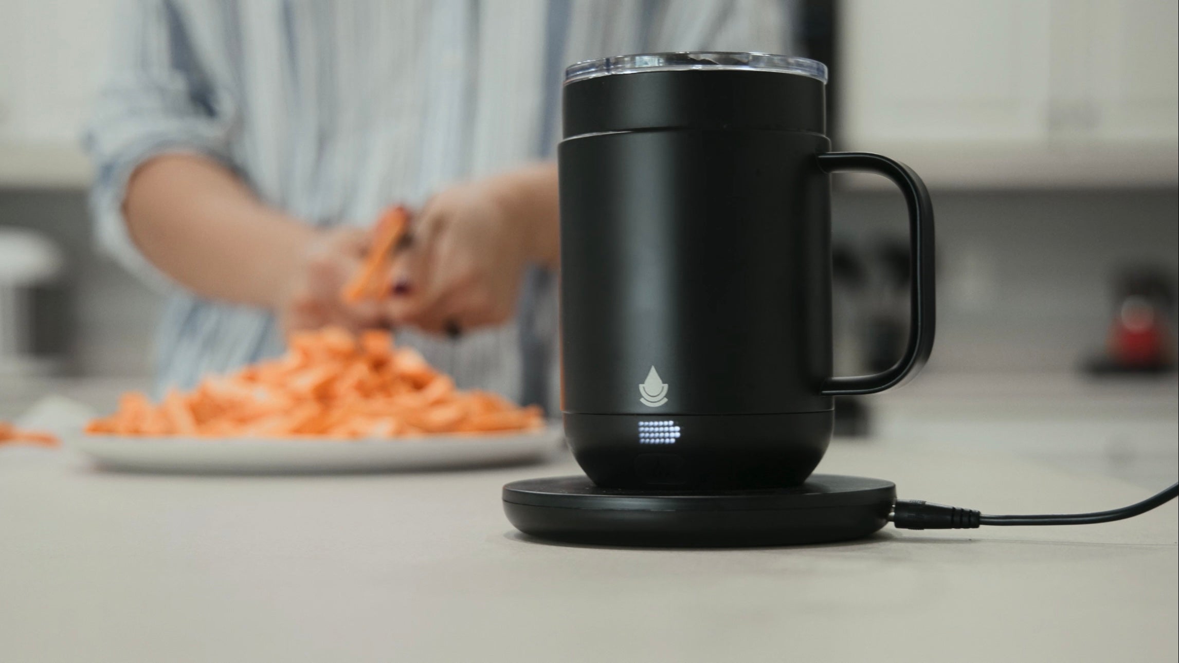 Ciups Mug on kitchen counter charging 